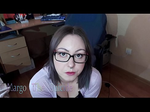❤️ 戴眼鏡的性感女孩在鏡頭前深吸假陽具 ❤️❌ 他媽的視頻 在我們 ﹏